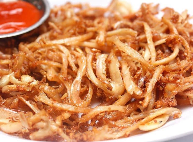 Khô mực xào bơ tỏi: Hương vị biển cả gặp gỡ hương thơm hiện đại trong ẩm thực Việt